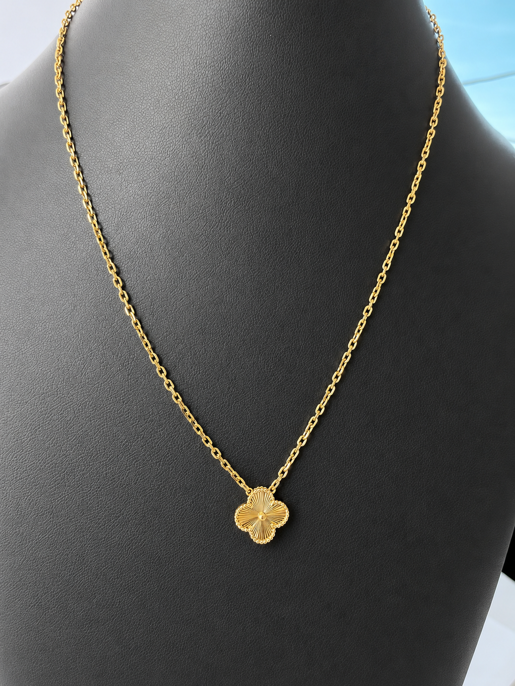 18K Gold Clover Pendant Necklace