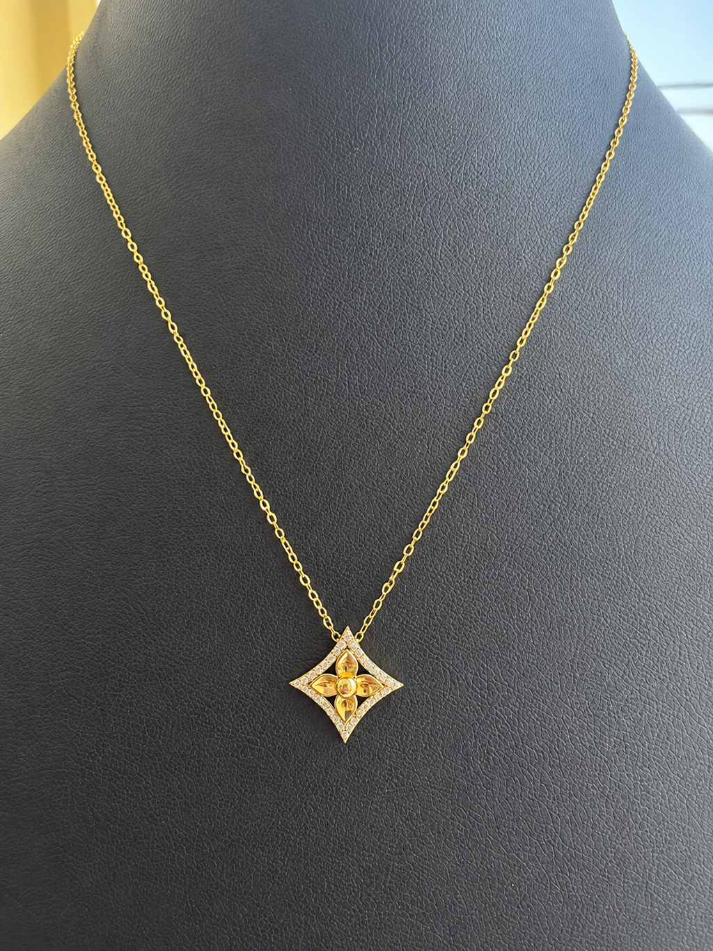 18K Solid Gold Floral Diamond-Shaped Pendant Necklace