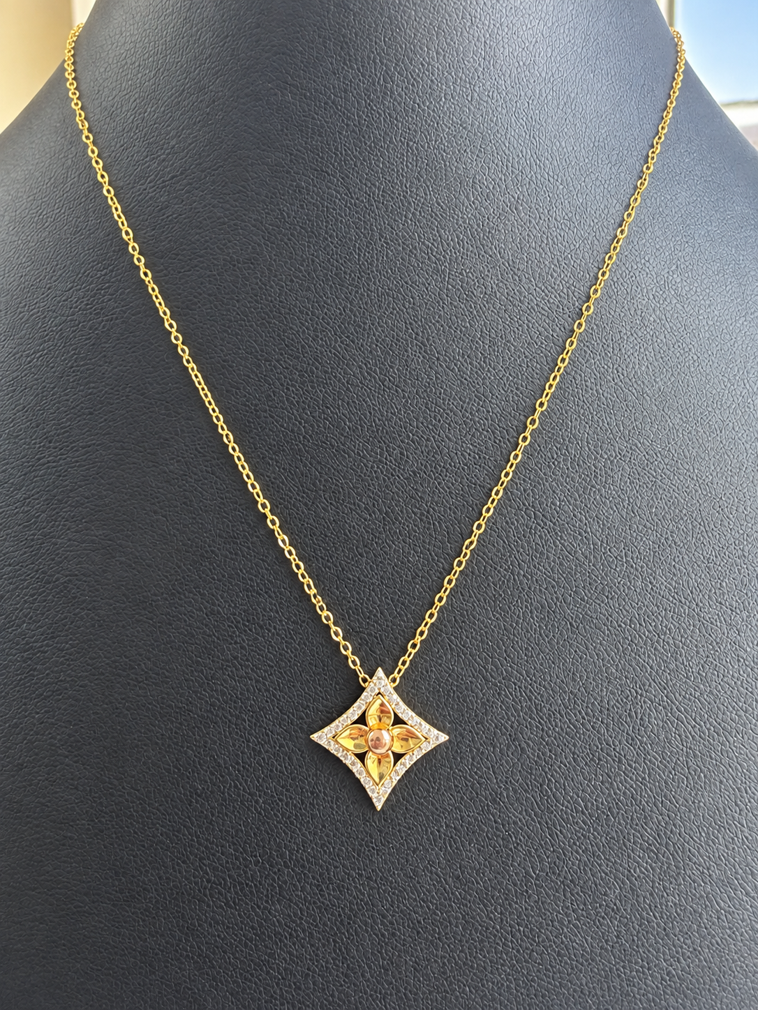 18K Solid Gold Floral Diamond-Shaped Pendant Necklace