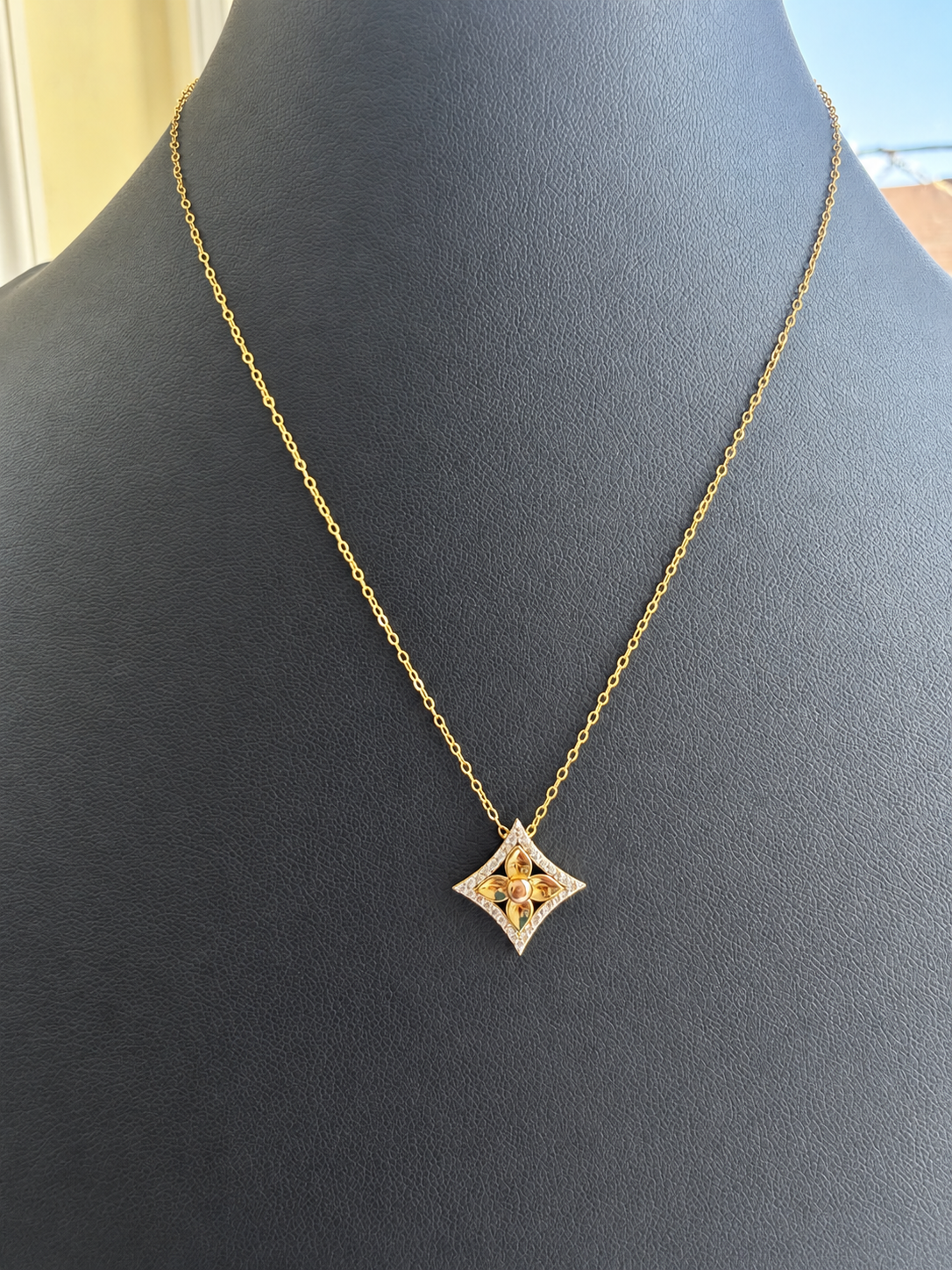 18K Solid Gold Floral Diamond-Shaped Pendant Necklace