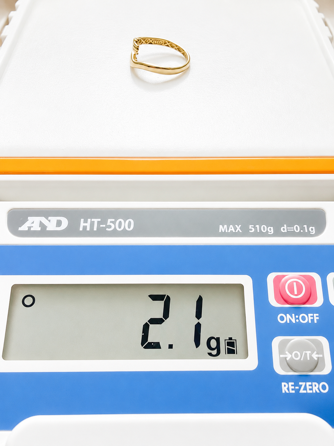18K Solid Gold Embracing Hand Ring