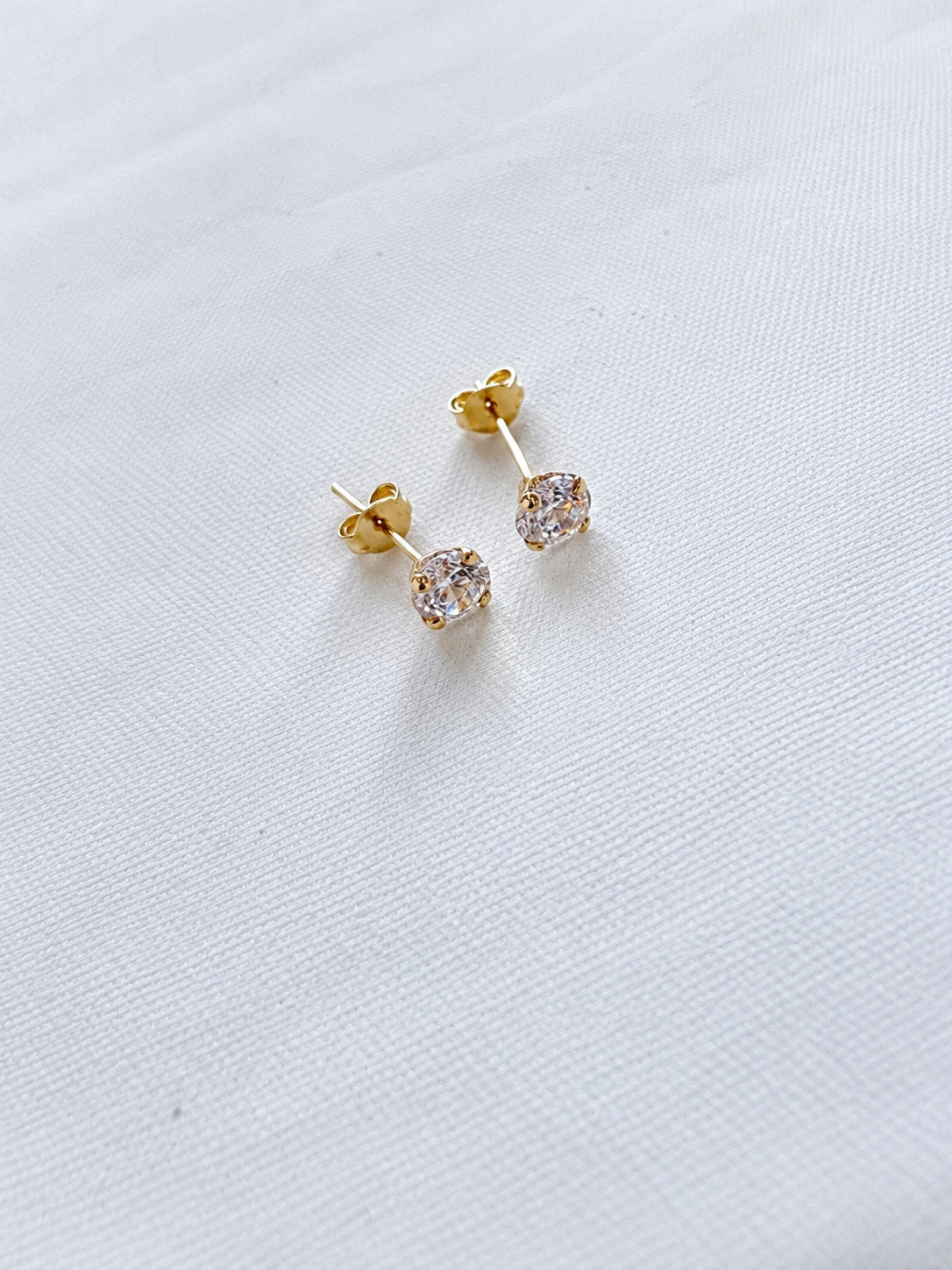 18K Classic Gold Stud Earrings with stone