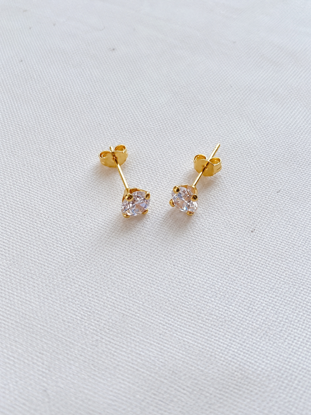 18K Classic Gold Stud Earrings with stone
