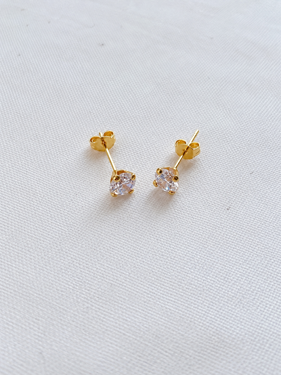 18K Classic Gold Stud Earrings with stone
