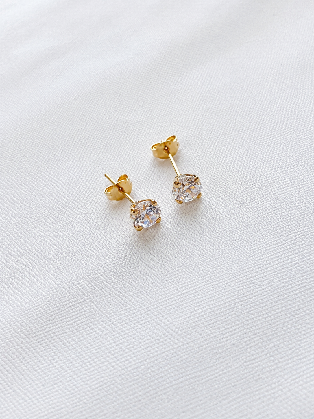18K Classic Gold Stud Earrings with stone